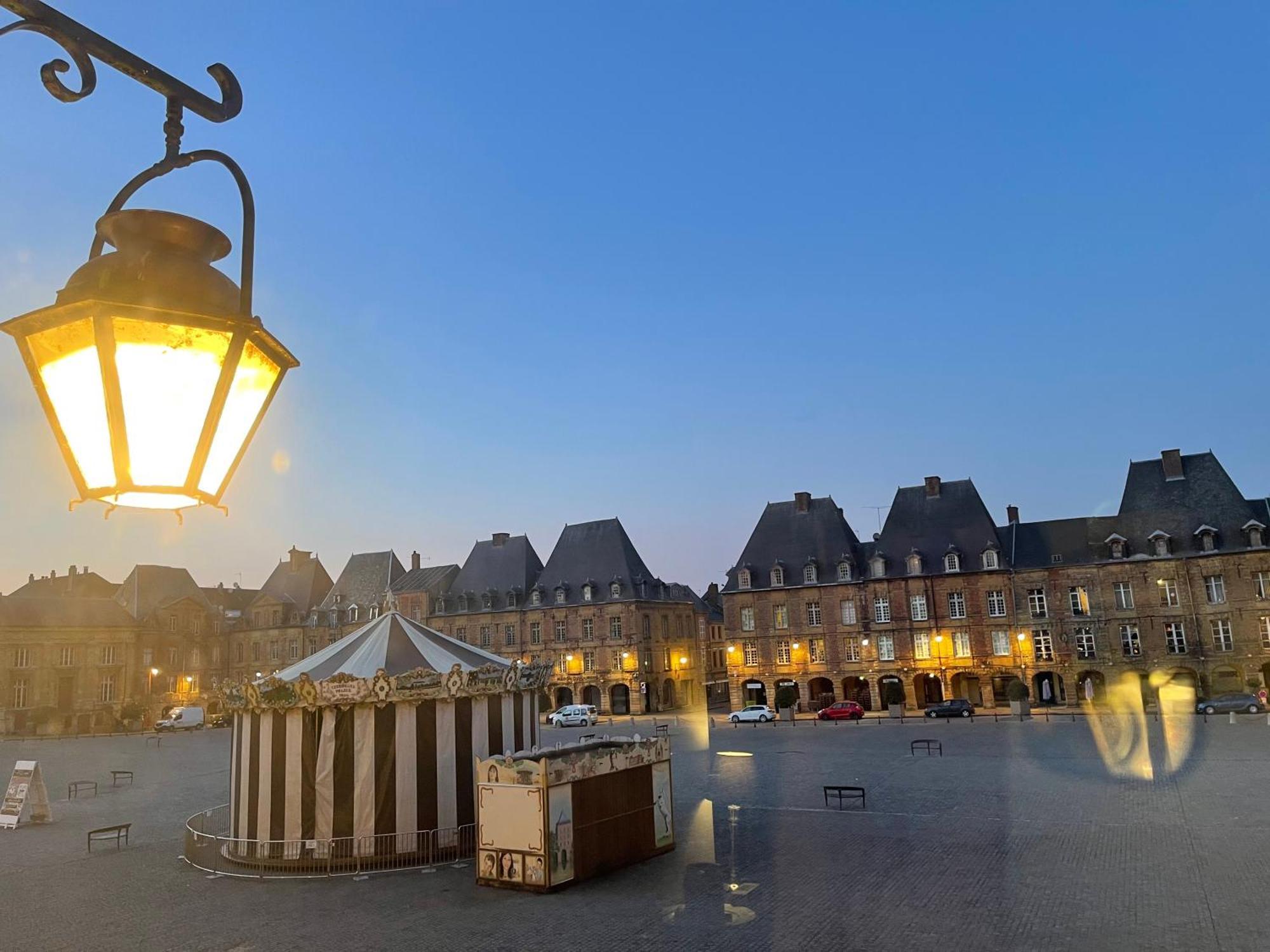 Suites Mana- Studio Art Ducal Avec Terrasse Sur L'Arriere De La Place Ducale Parking Inclus Charleville-Mézières Dış mekan fotoğraf